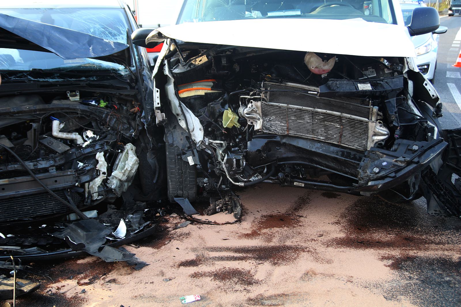 Volkswagen i Ford zderzyły się przy zjeździe na autostradę