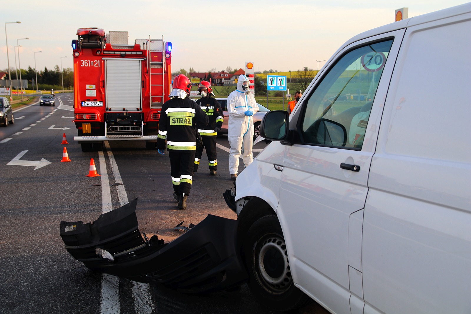 Volkswagen i Ford zderzyły się przy zjeździe na autostradę