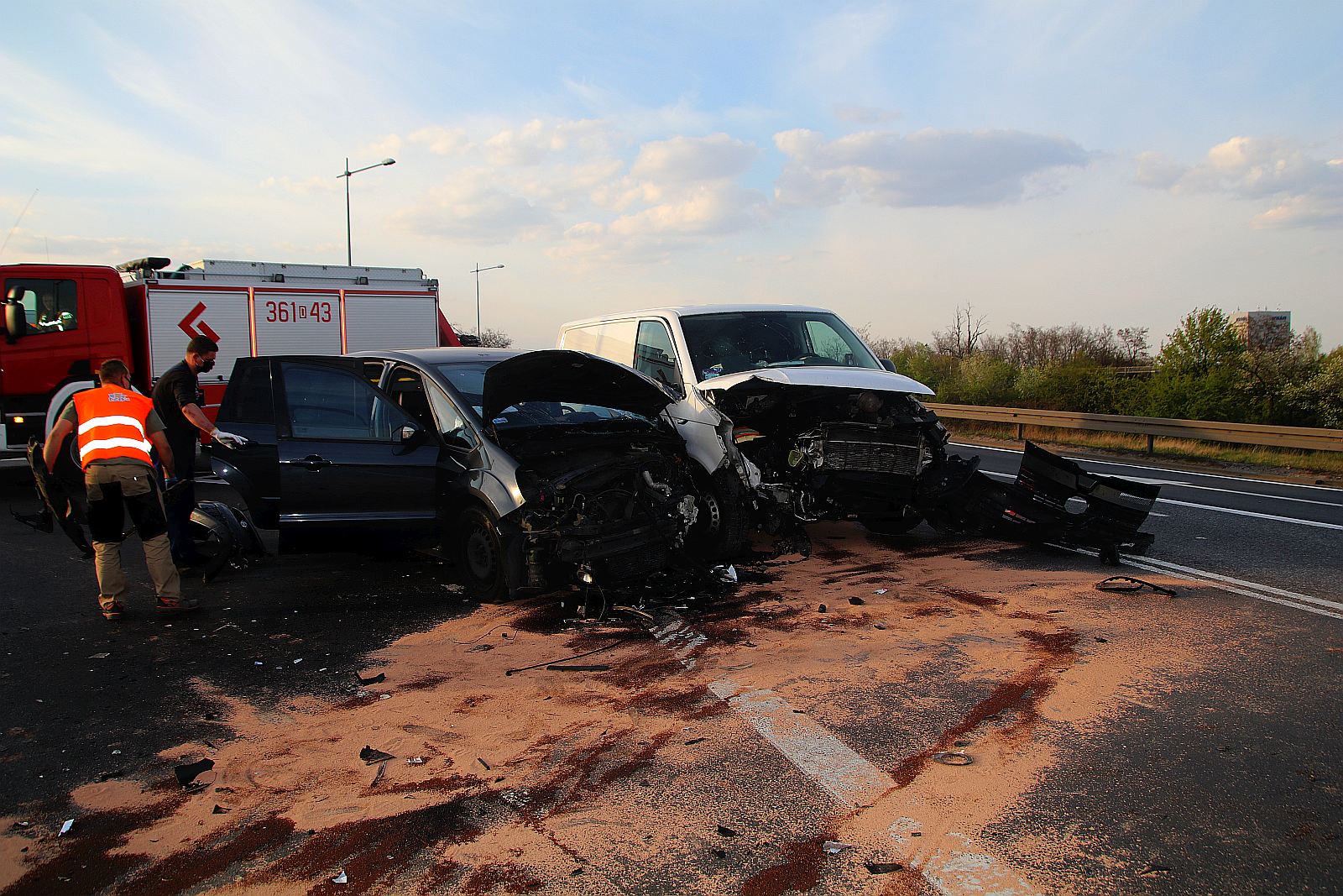Volkswagen i Ford zderzyły się przy zjeździe na autostradę