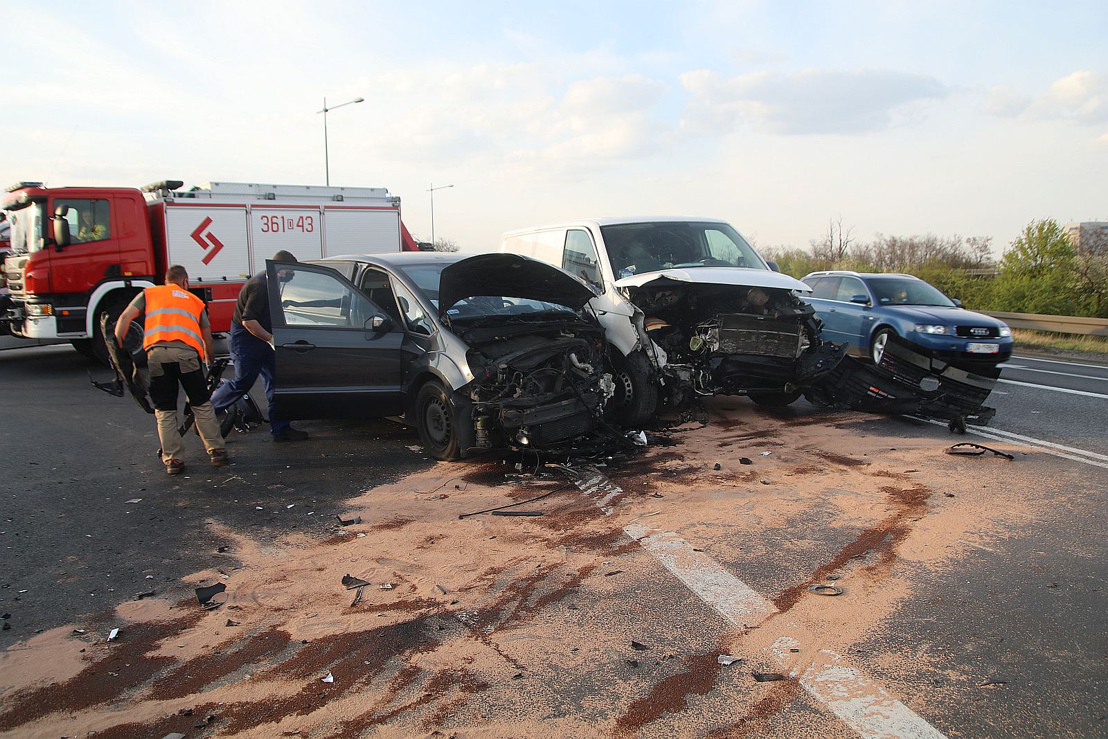 Volkswagen i Ford zderzyły się przy zjeździe na autostradę