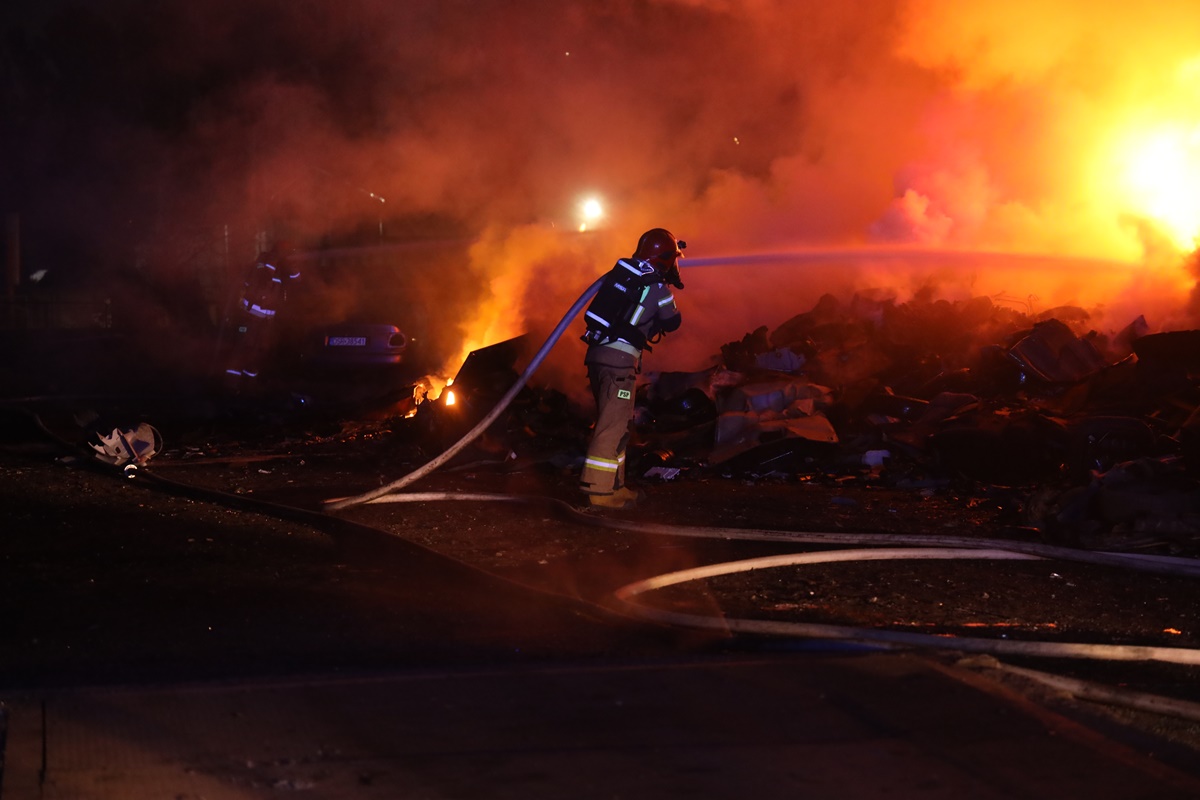 Straż pożarna walczy z płonącymi oponami przy ul. Kominka