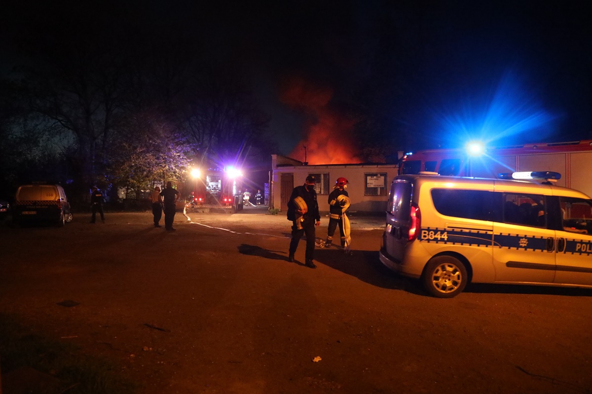 Straż pożarna walczy z płonącymi oponami przy ul. Kominka