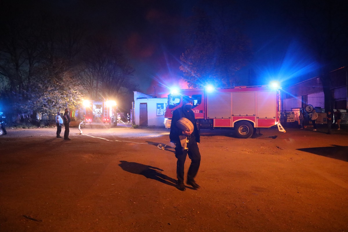 Straż pożarna walczy z płonącymi oponami przy ul. Kominka