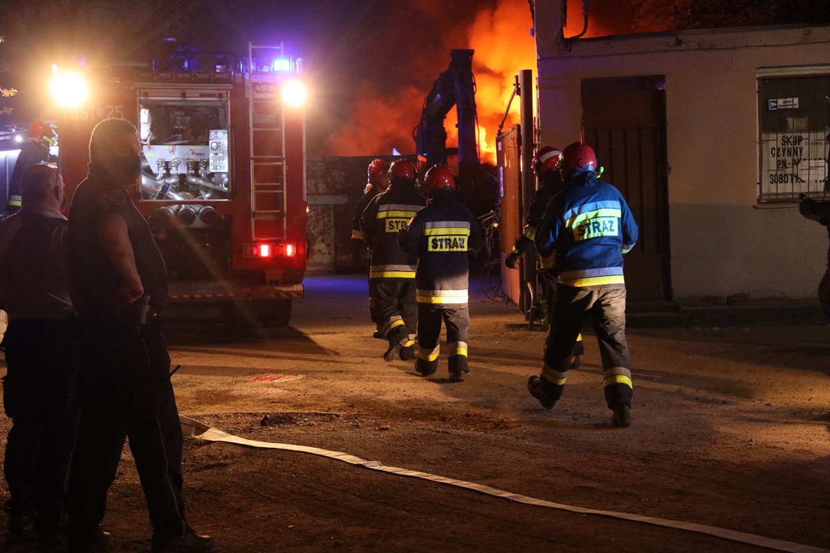 Straż pożarna walczy z płonącymi oponami przy ul. Kominka