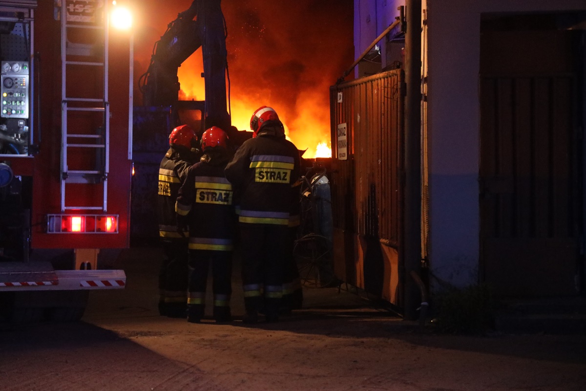 Straż pożarna walczy z płonącymi oponami przy ul. Kominka