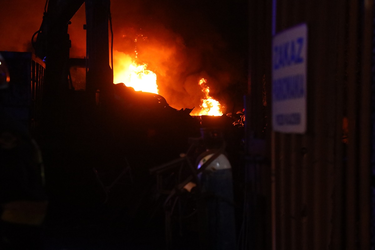 Straż pożarna walczy z płonącymi oponami przy ul. Kominka