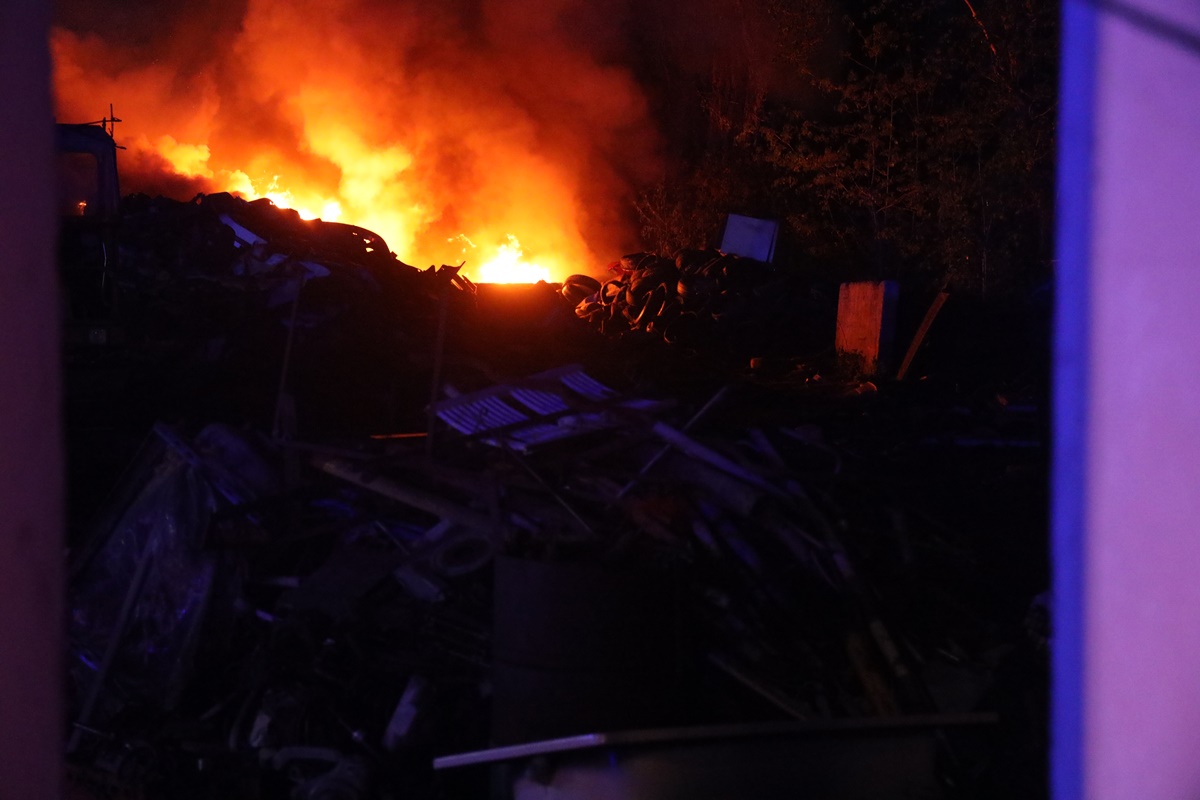 Straż pożarna walczy z płonącymi oponami przy ul. Kominka