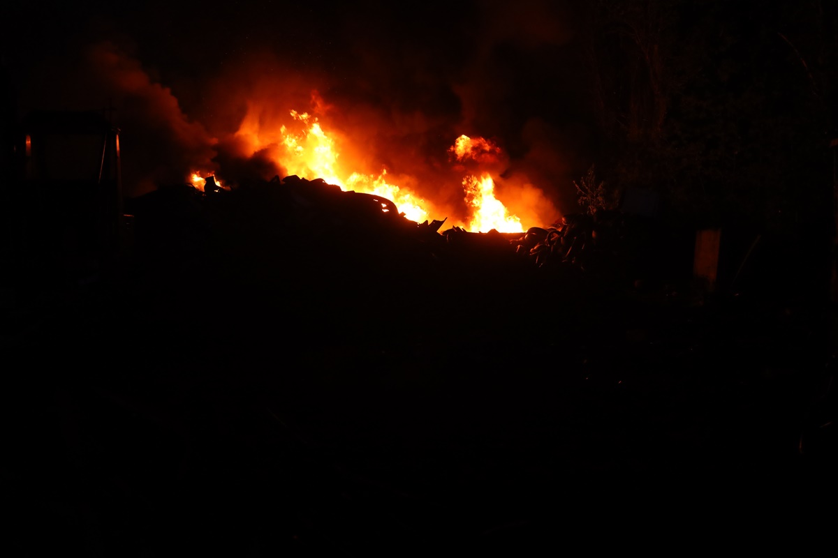 Straż pożarna walczy z płonącymi oponami przy ul. Kominka