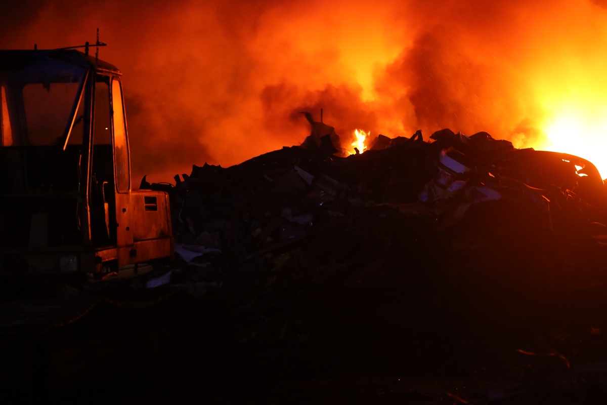 Straż pożarna walczy z płonącymi oponami przy ul. Kominka