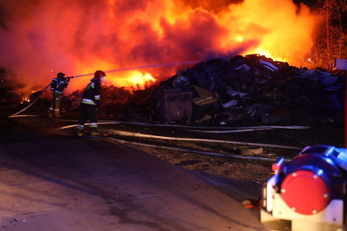 Straż pożarna walczy z płonącymi oponami przy ul. Kominka