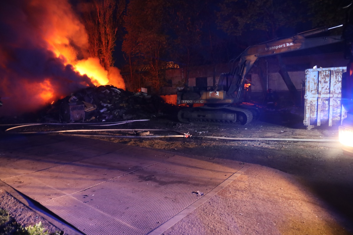 Straż pożarna walczy z płonącymi oponami przy ul. Kominka