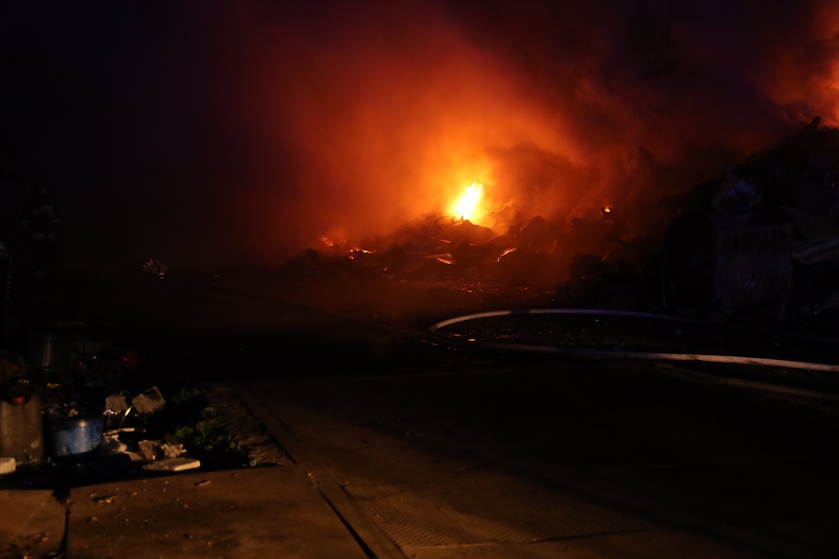 Straż pożarna walczy z płonącymi oponami przy ul. Kominka
