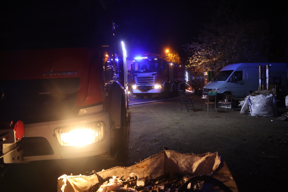 Straż pożarna walczy z płonącymi oponami przy ul. Kominka