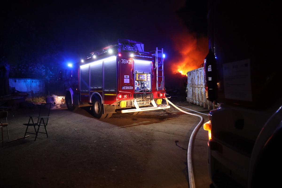 Straż pożarna walczy z płonącymi oponami przy ul. Kominka