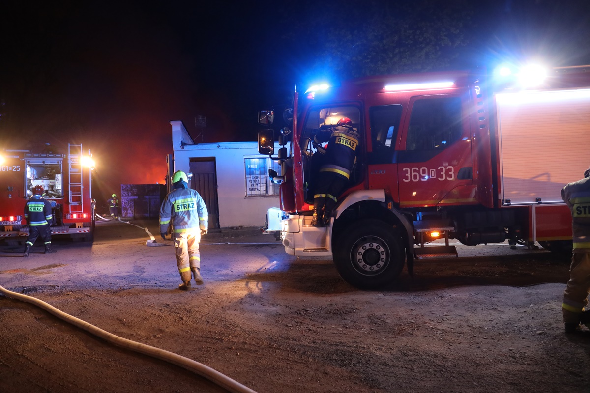 Straż pożarna walczy z płonącymi oponami przy ul. Kominka