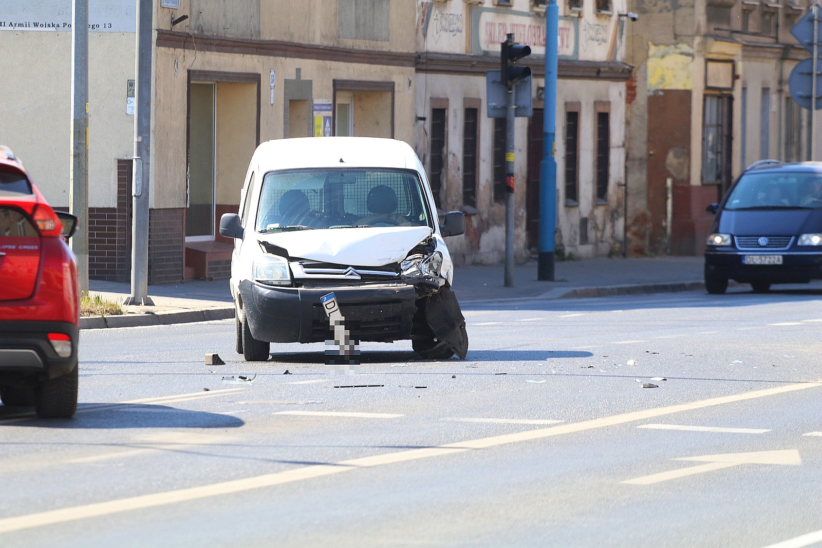 Nieostrożna kobieta i dwa samochody do naprawy