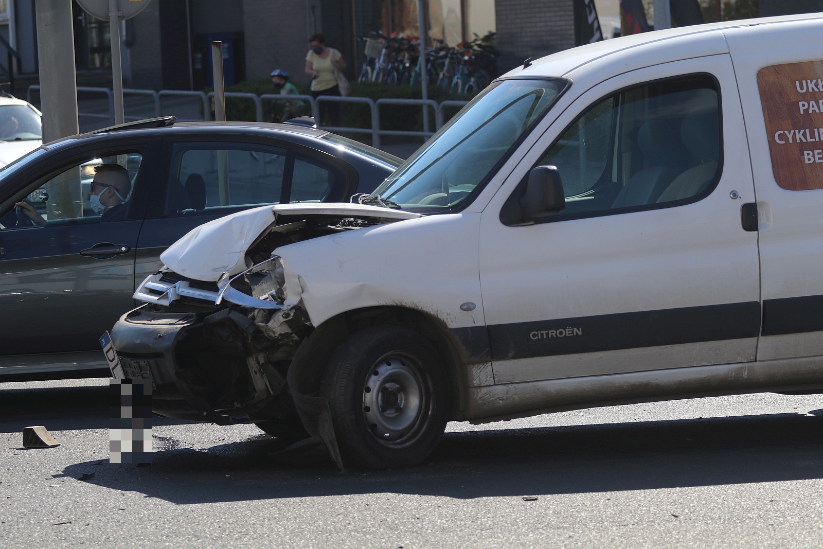 Nieostrożna kobieta i dwa samochody do naprawy