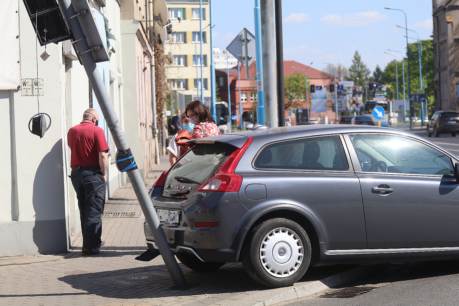 Nieostrożna kobieta i dwa samochody do naprawy
