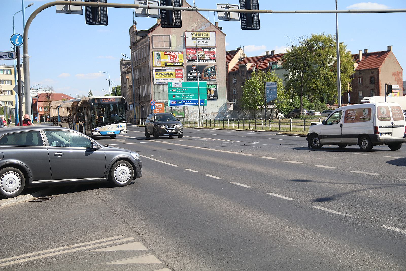 Nieostrożna kobieta i dwa samochody do naprawy