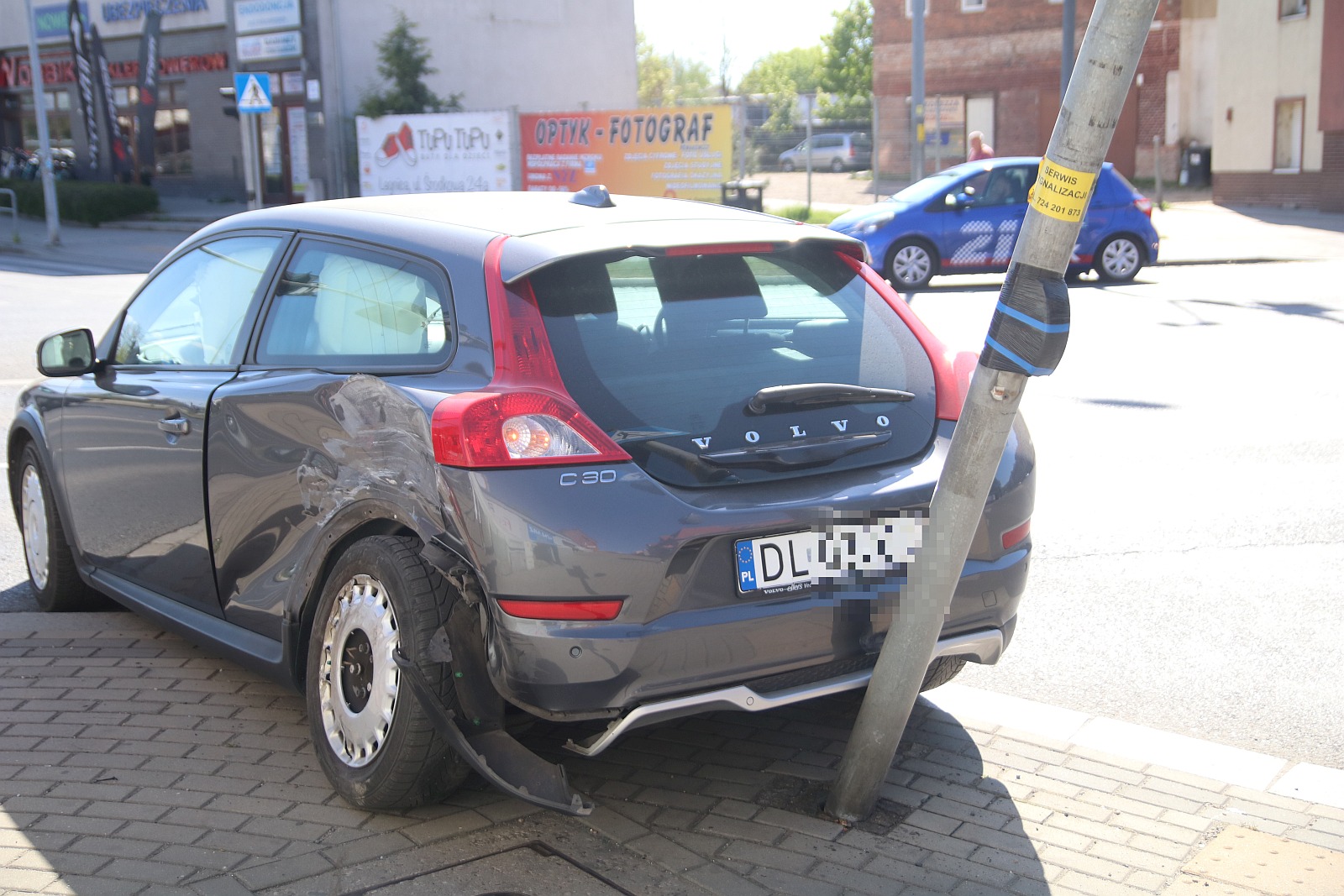 Nieostrożna kobieta i dwa samochody do naprawy