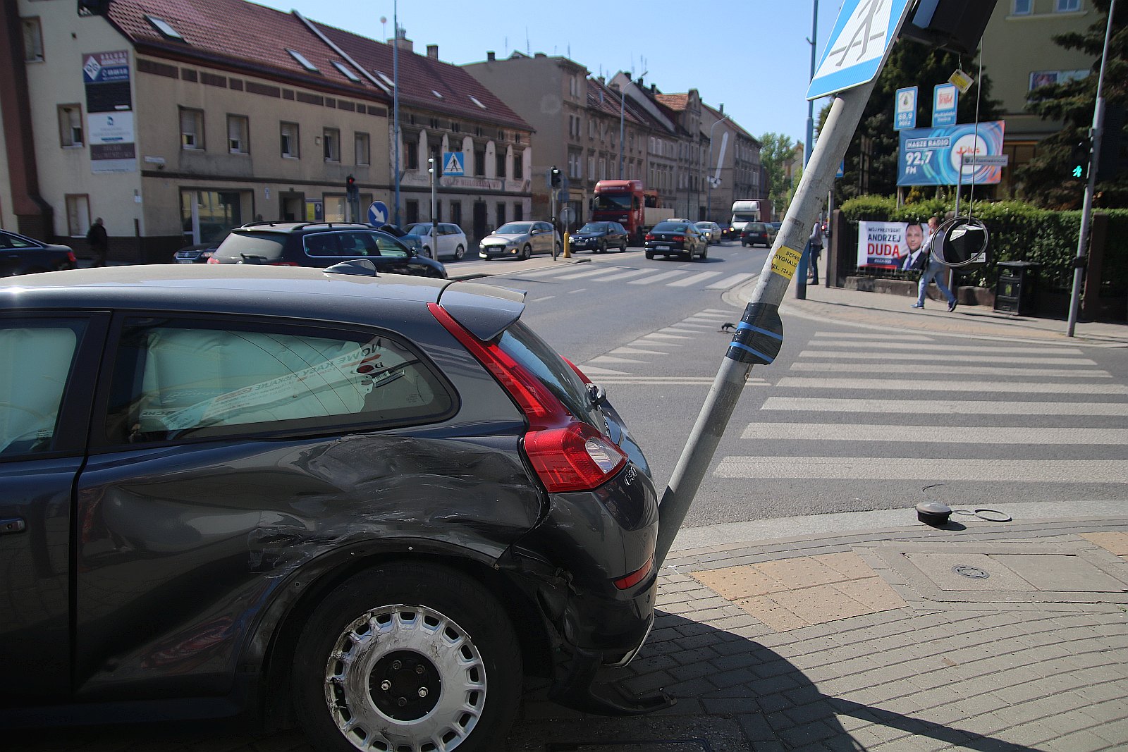 Nieostrożna kobieta i dwa samochody do naprawy