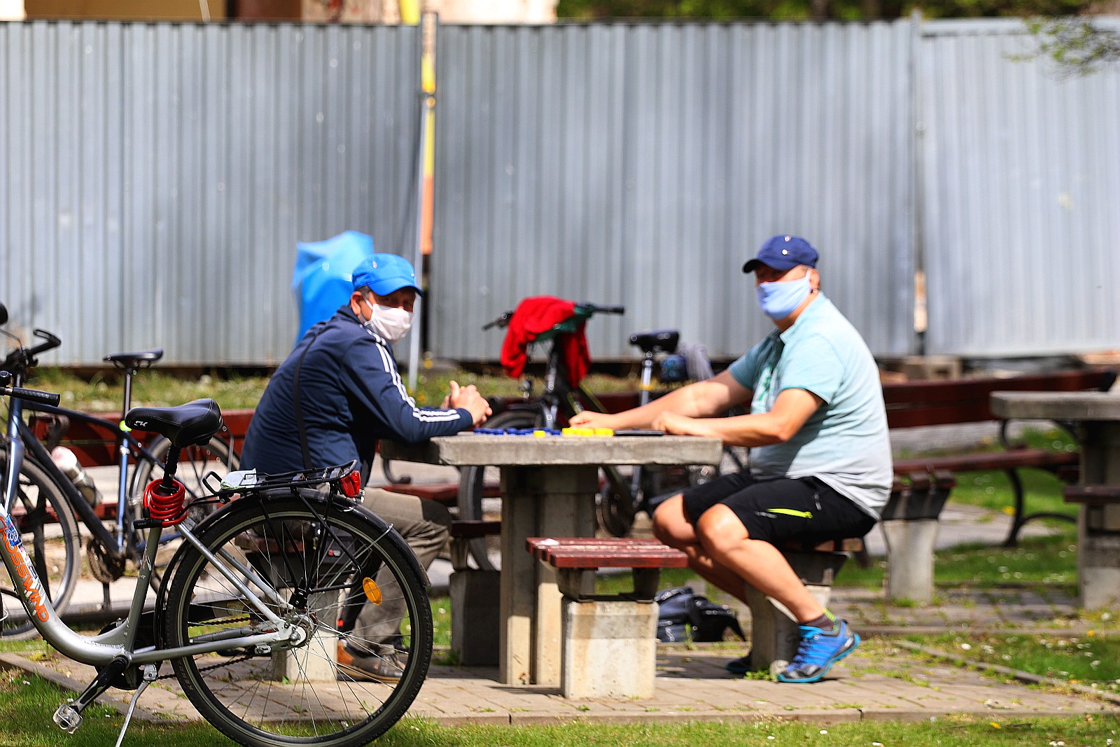 Legniczanie chodzą w maseczkach po ulicach naszego miasta	