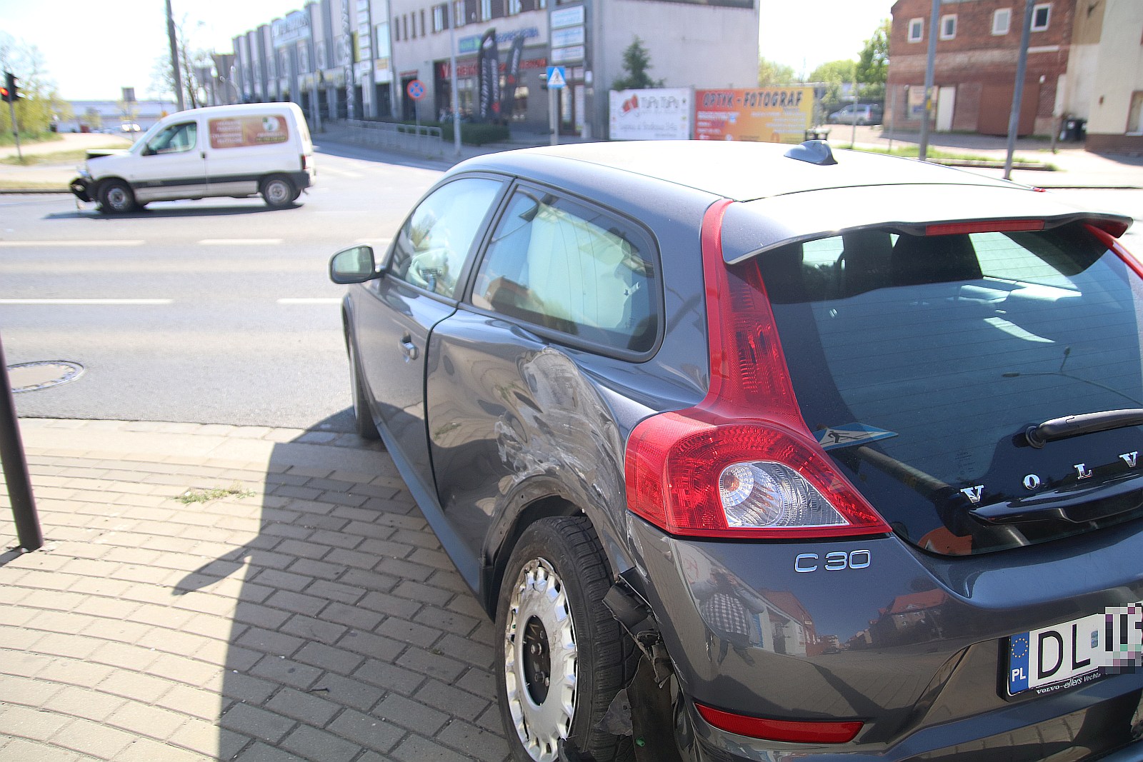 Nieostrożna kobieta i dwa samochody do naprawy