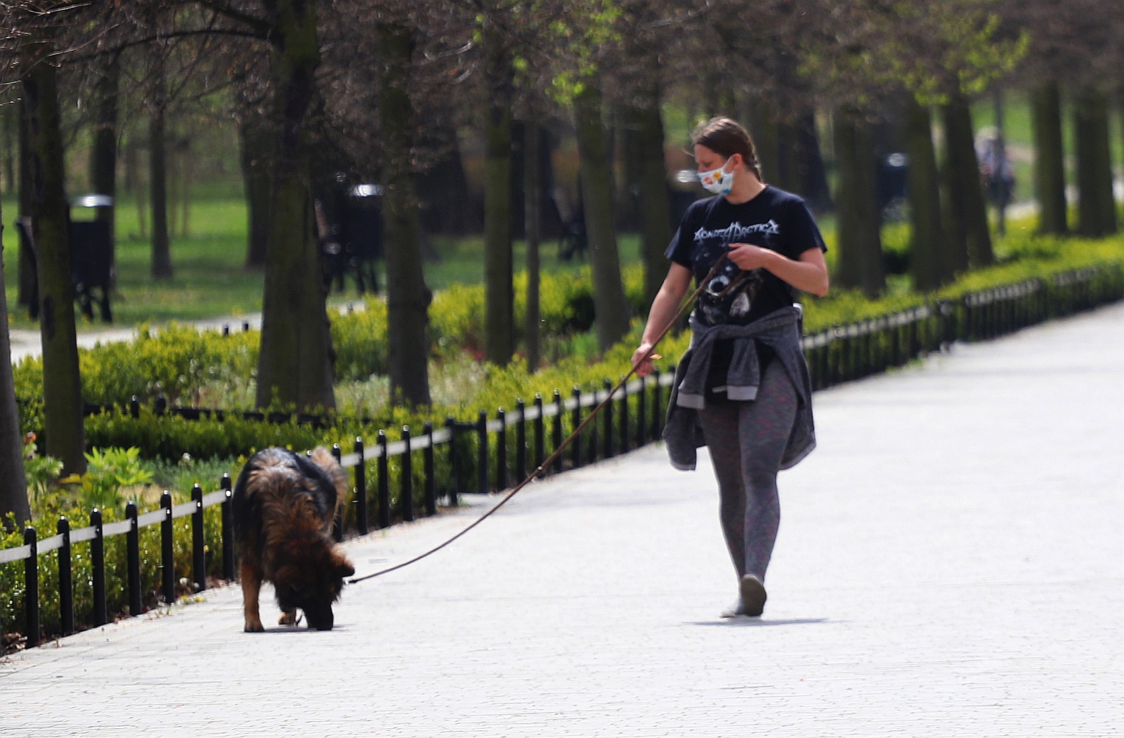Legniczanie chodzą w maseczkach po ulicach naszego miasta	
