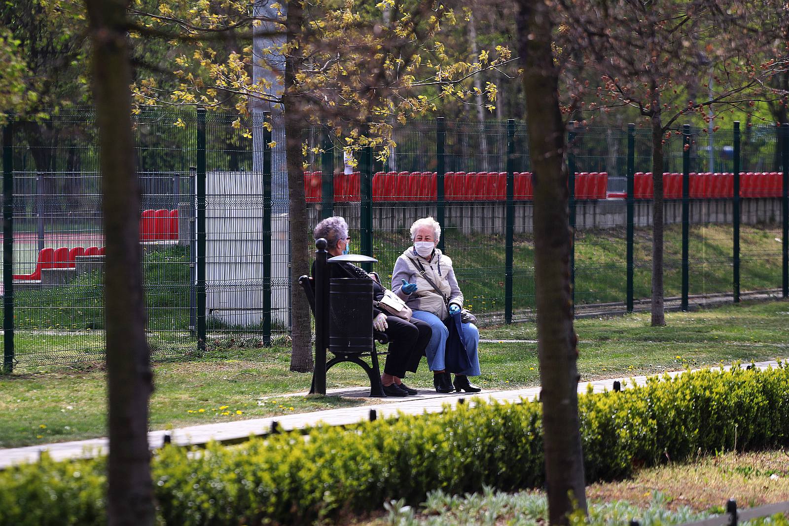 Legniczanie chodzą w maseczkach po ulicach naszego miasta	