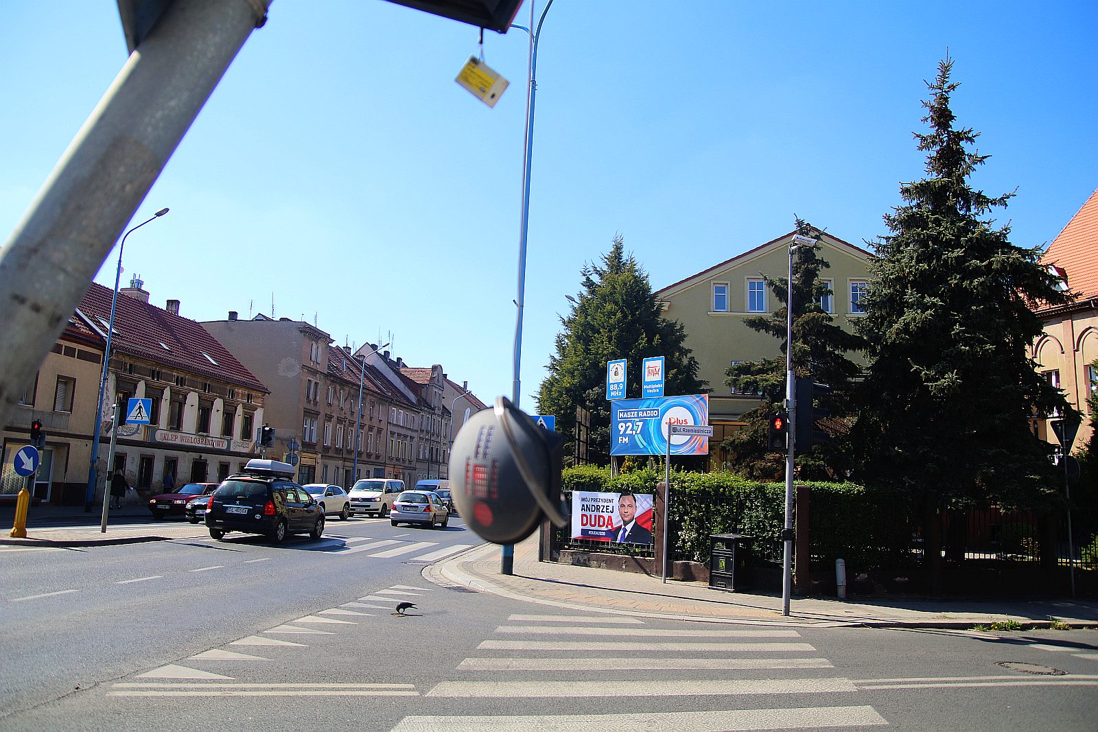 Nieostrożna kobieta i dwa samochody do naprawy