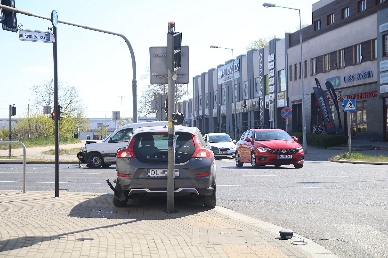 Nieostrożna kobieta i dwa samochody do naprawy