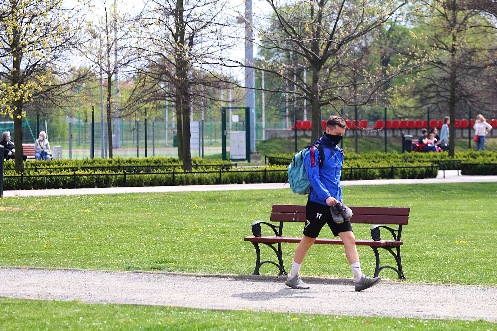 Legniczanie chodzą w maseczkach po ulicach naszego miasta	