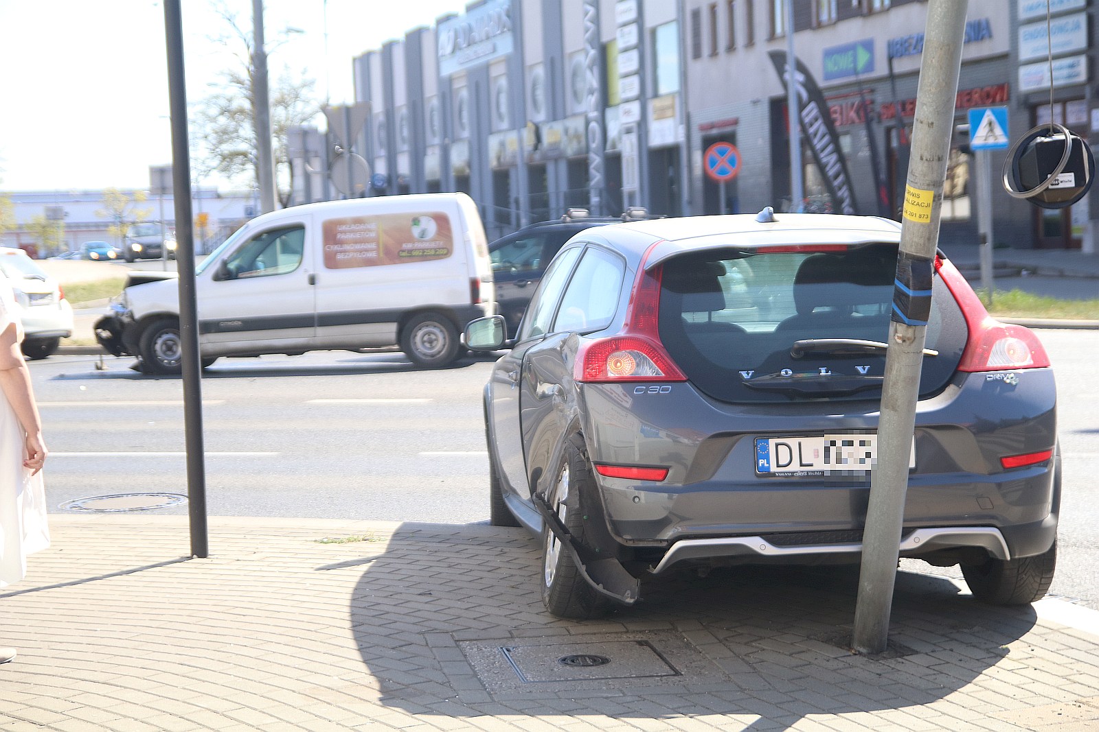 Nieostrożna kobieta i dwa samochody do naprawy
