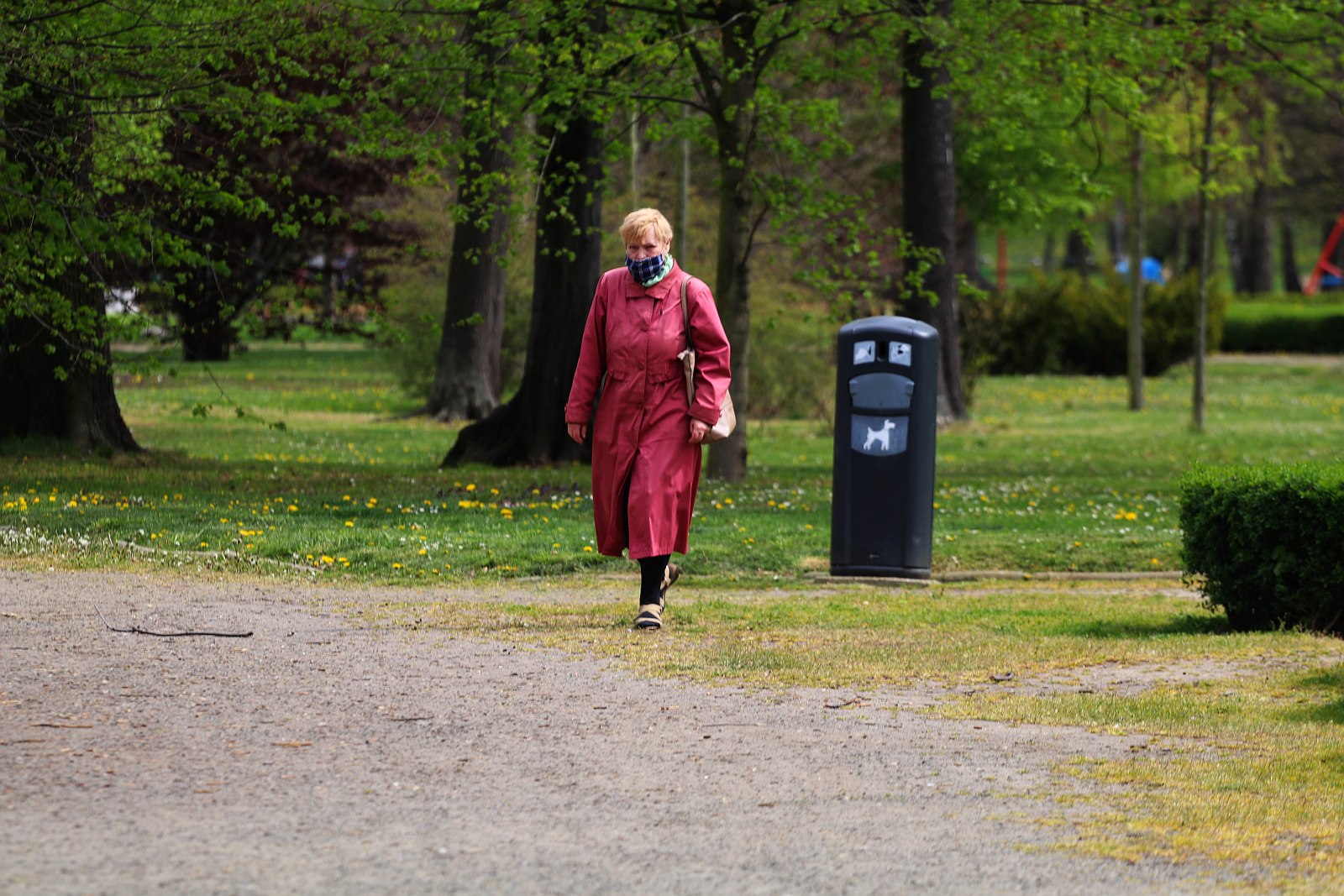 Legniczanie chodzą w maseczkach po ulicach naszego miasta	
