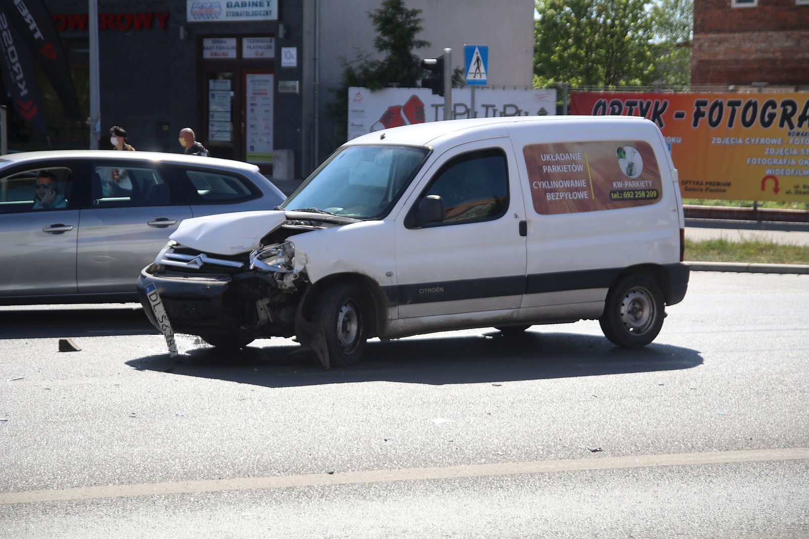 Nieostrożna kobieta i dwa samochody do naprawy