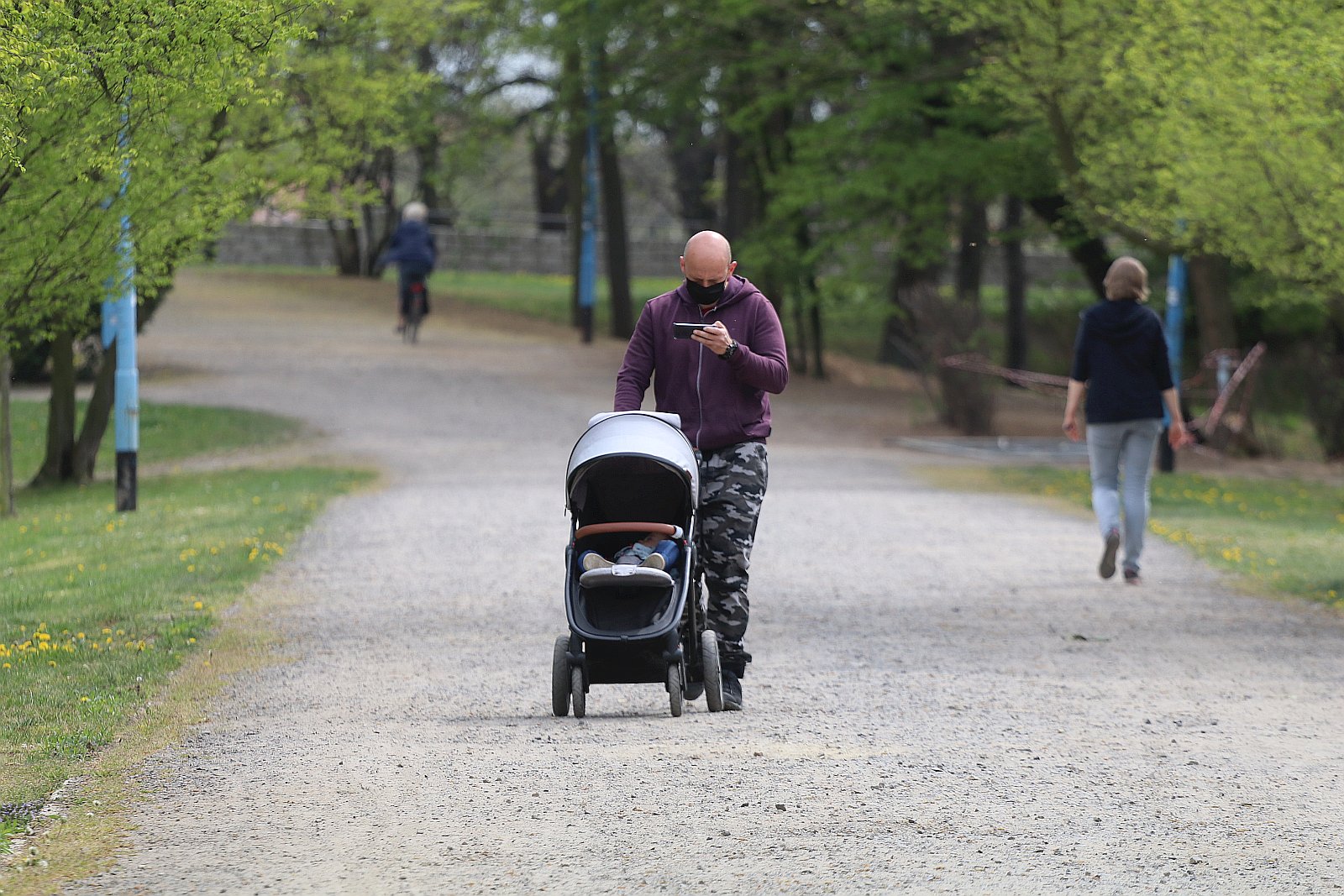 Legniczanie chodzą w maseczkach po ulicach naszego miasta	