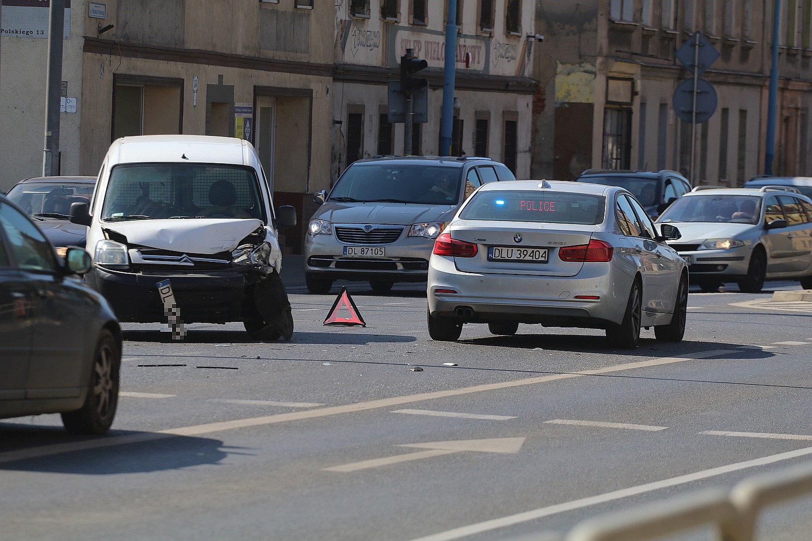 Nieostrożna kobieta i dwa samochody do naprawy