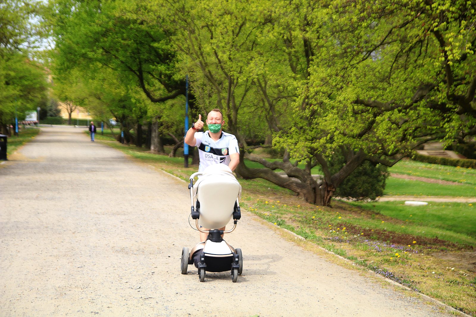 Legniczanie chodzą w maseczkach po ulicach naszego miasta	