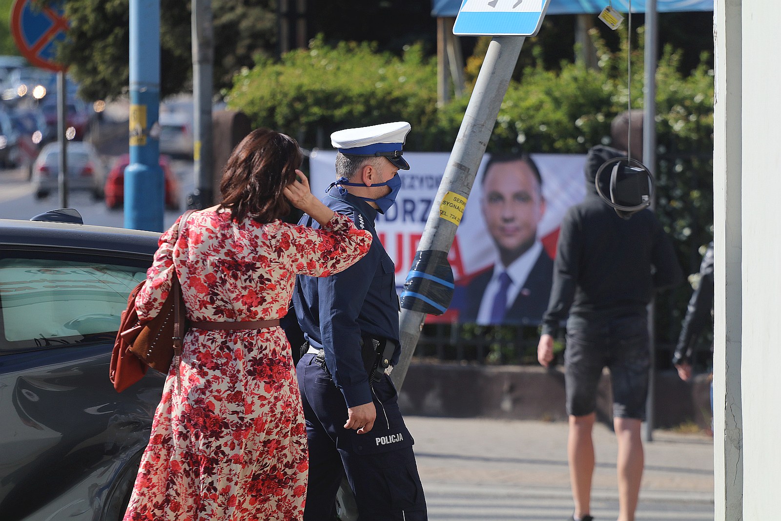 Nieostrożna kobieta i dwa samochody do naprawy