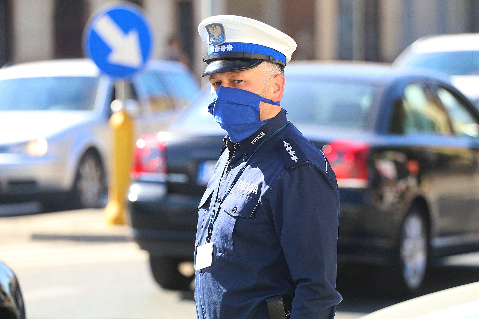 Nieostrożna kobieta i dwa samochody do naprawy