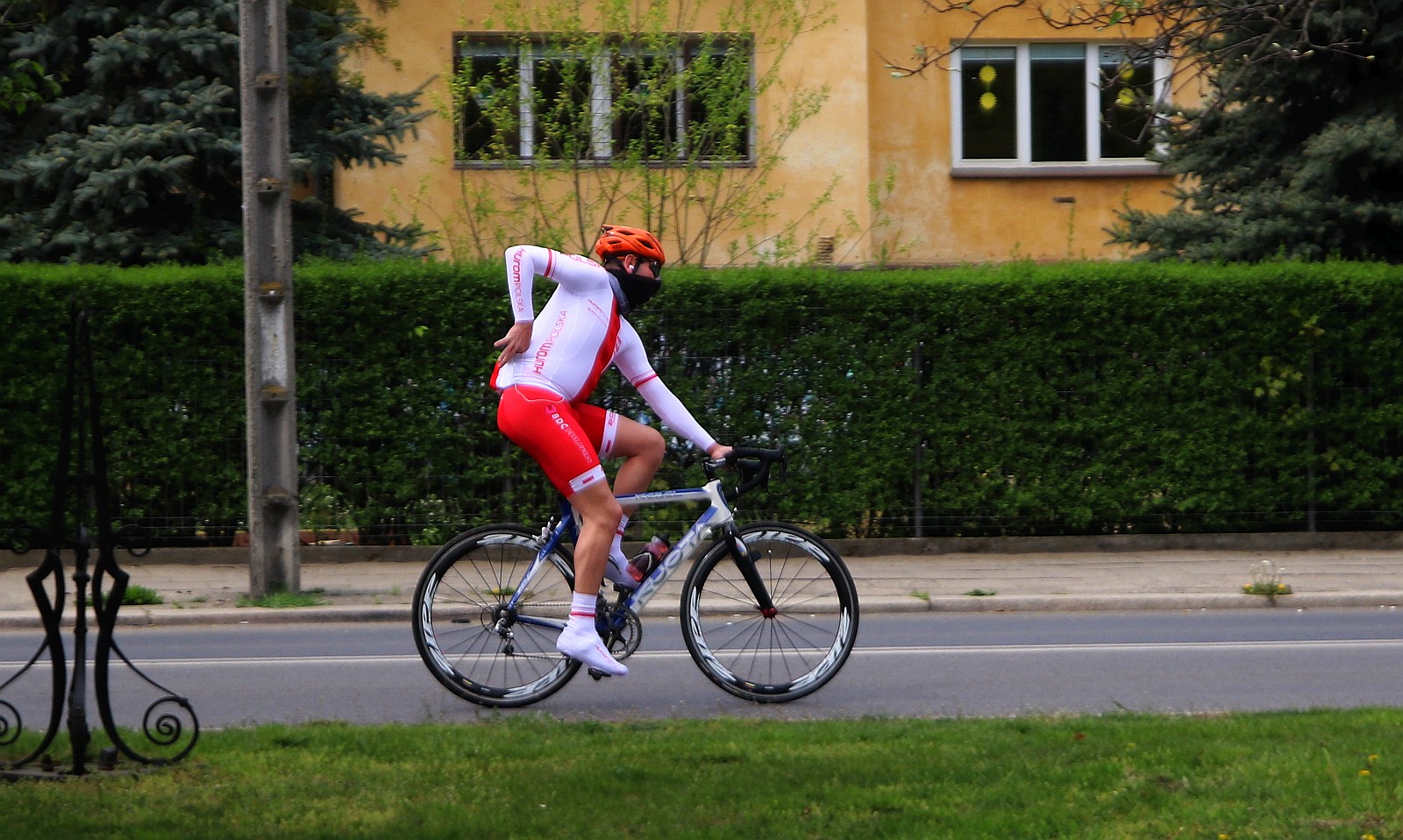 Legniczanie chodzą w maseczkach po ulicach naszego miasta	