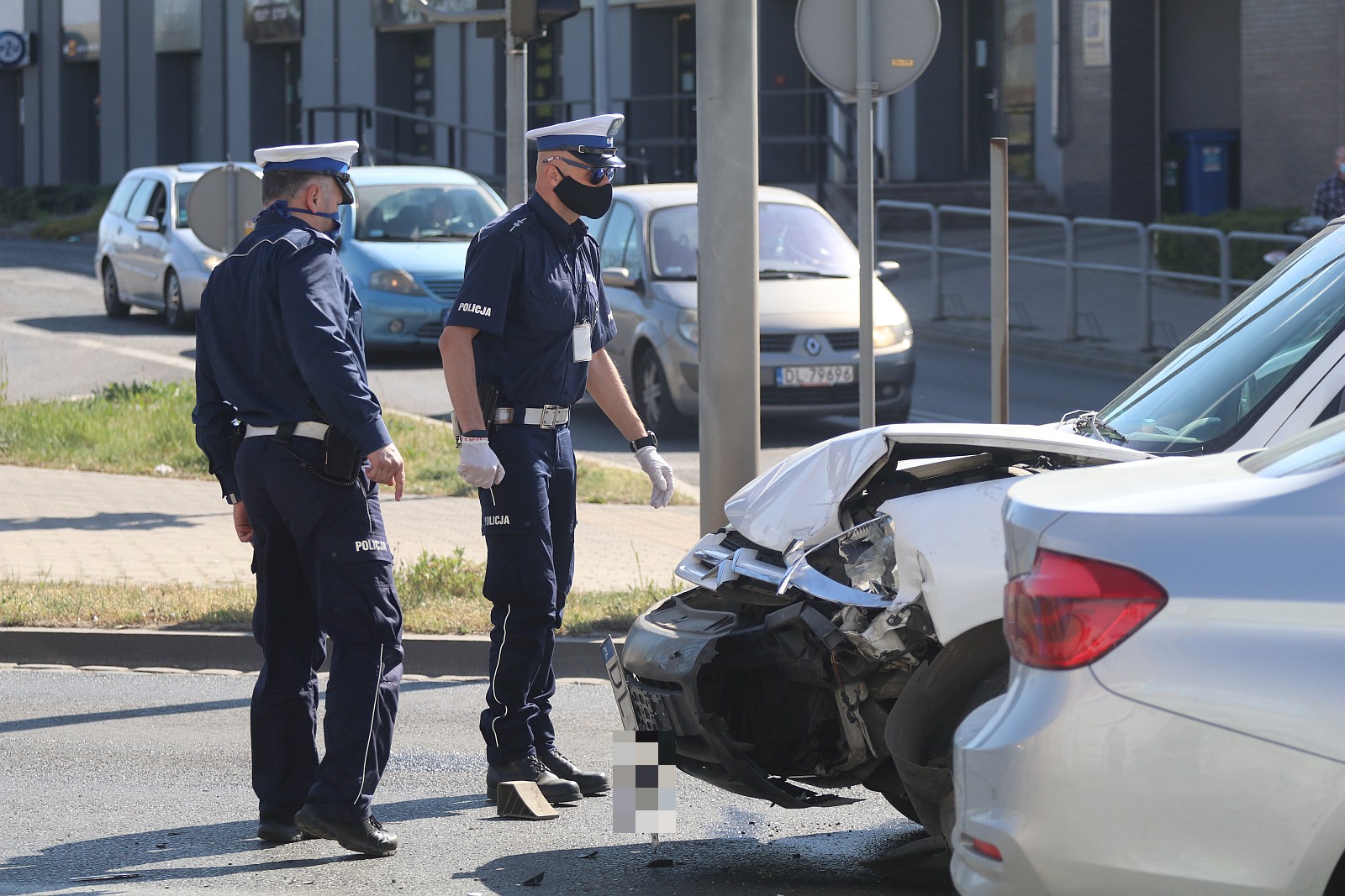 Nieostrożna kobieta i dwa samochody do naprawy