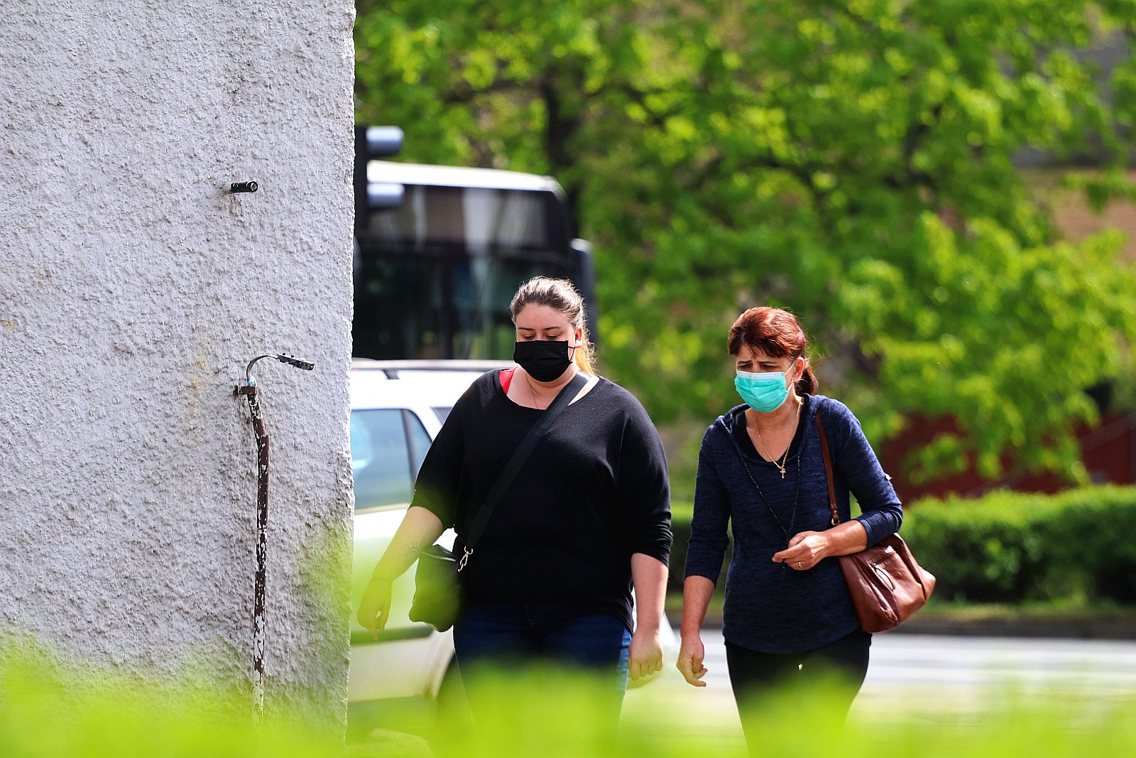 Legniczanie chodzą w maseczkach po ulicach naszego miasta	