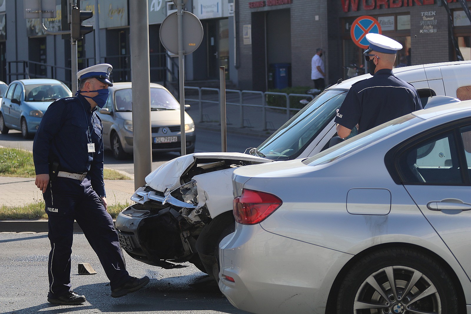 Nieostrożna kobieta i dwa samochody do naprawy