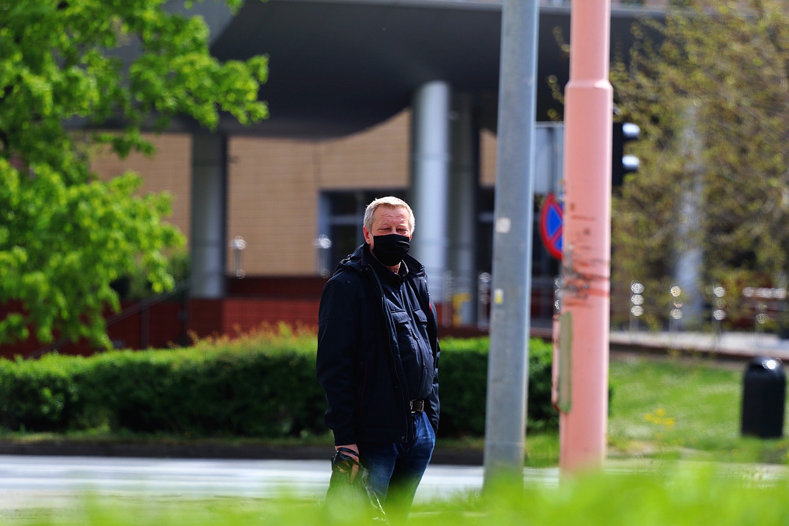 Legniczanie chodzą w maseczkach po ulicach naszego miasta	