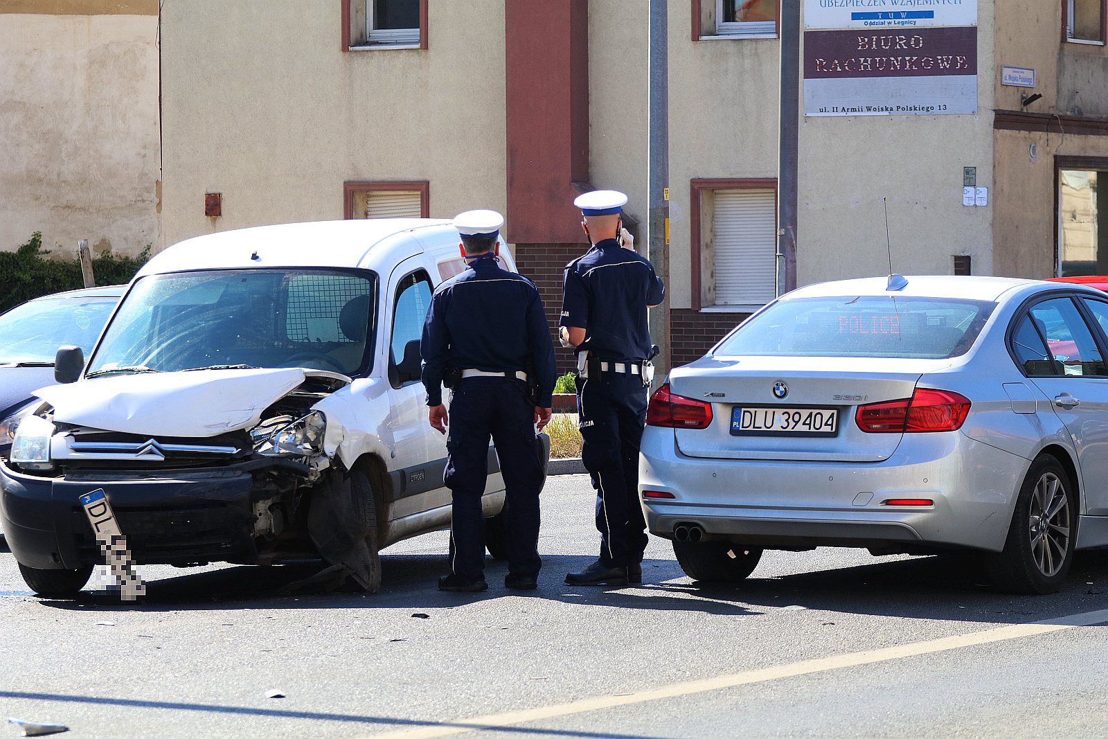 Nieostrożna kobieta i dwa samochody do naprawy