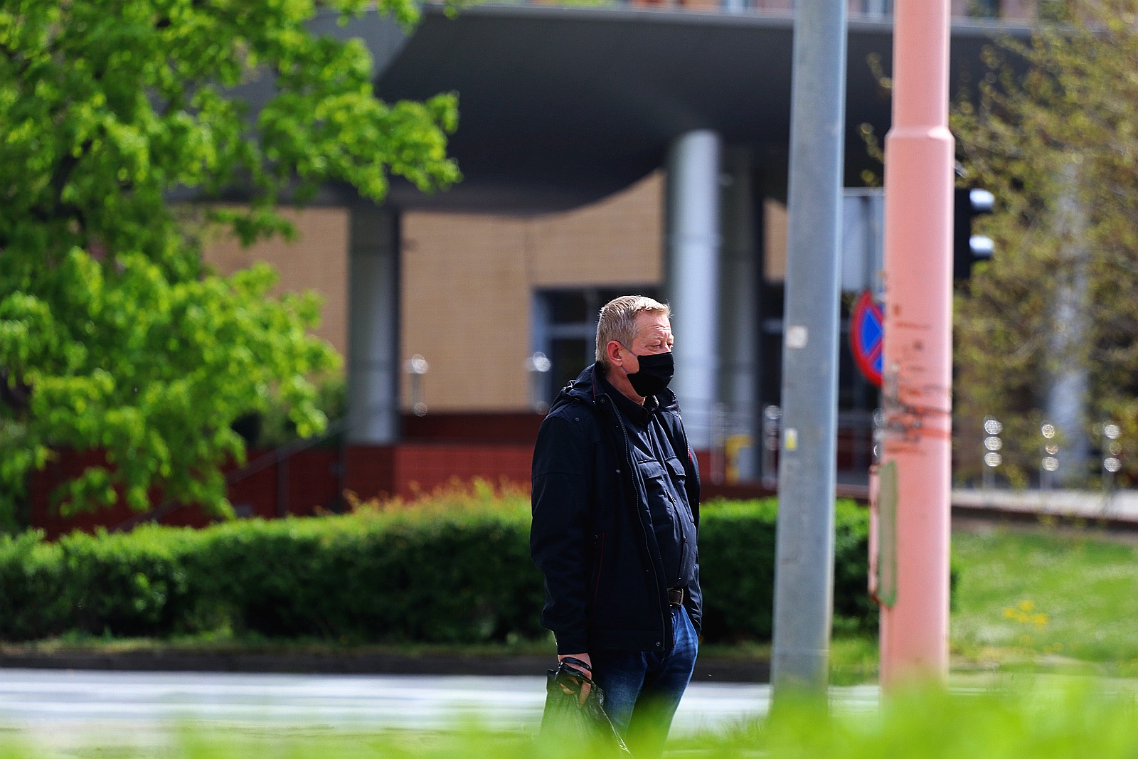 Legniczanie chodzą w maseczkach po ulicach naszego miasta	