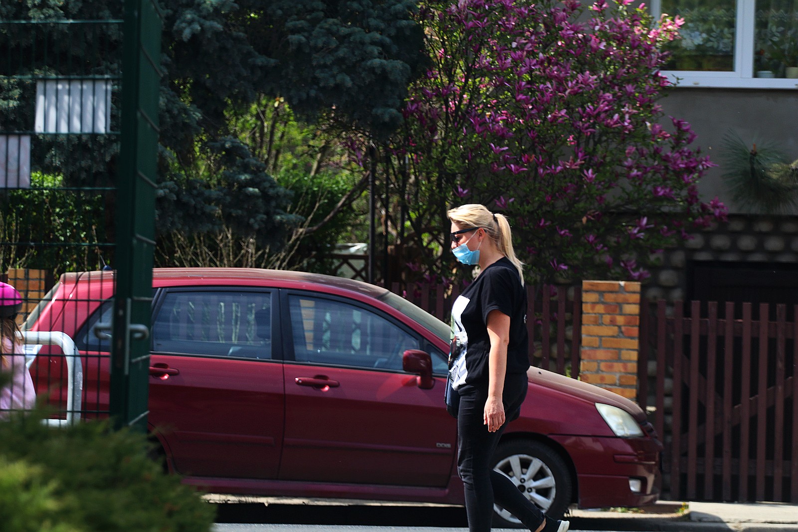 Legniczanie chodzą w maseczkach po ulicach naszego miasta	