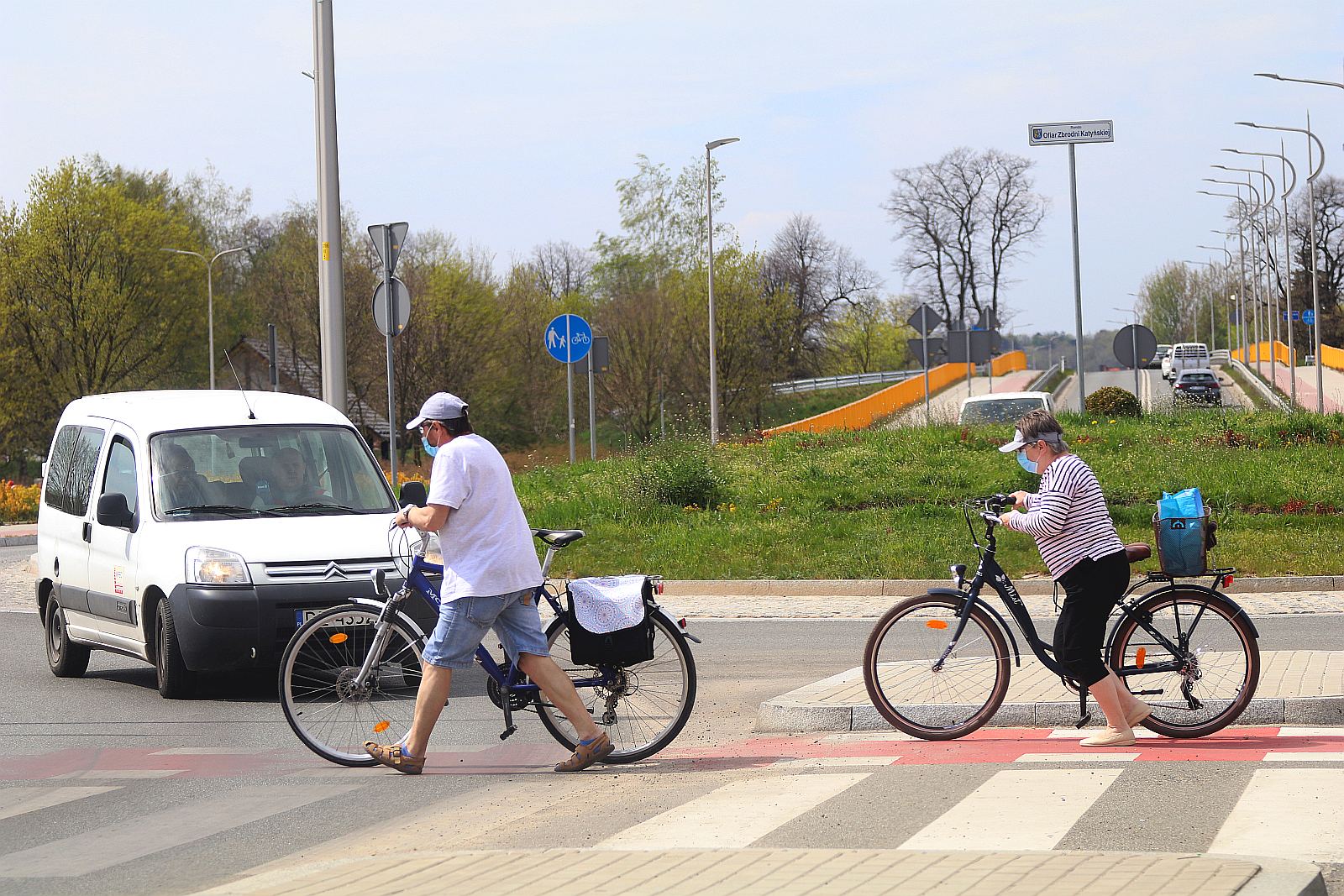 Legniczanie chodzą w maseczkach po ulicach naszego miasta	