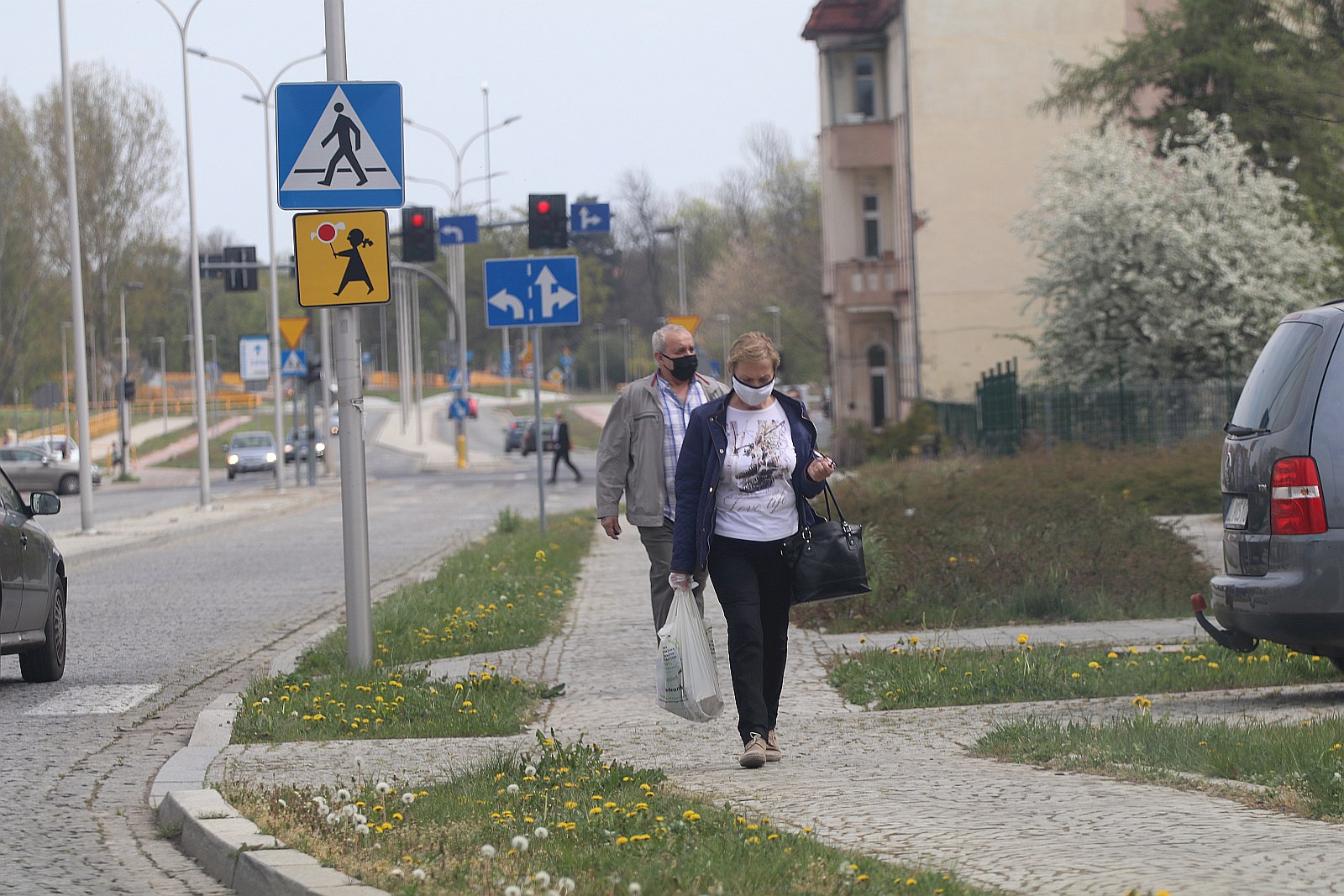 Legniczanie chodzą w maseczkach po ulicach naszego miasta	